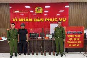 Công an phường Hồng Bàng tiếp nhận 7 khẩu súng do một công nhân giao nộp