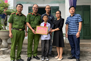 Công an xã Hà Đông lan tỏa hơi ấm "Nâng bước em đến trường"