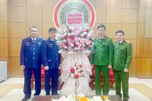 Chỉ huy Công an phường Đông Hải thăm, chúc mừng các đơn vị Quân đội nhân dân Việt Nam và Cảnh sát biển