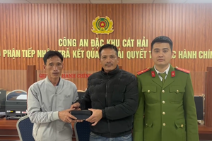 Công an Đặc khu Cát Hải trao trả tài sản đánh rơi cho người đánh rơi