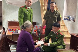 Công an phường Thủy Nguyên thăm hỏi, tặng quà các gia đình nạn nhân tai nạn giao thông có hoàn cảnh khó khăn