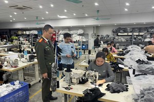 Công an xã Cẩm Giang tăng cường kiểm tra, tuyên truyền pháp luật cho công nhân, người lao động