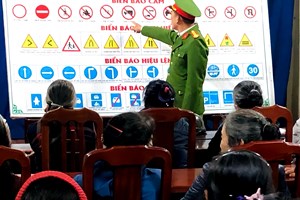 Công an xã Cẩm Giang tăng cường tuyên truyền bảo đảm trật tự an toàn giao thông dịp cuối năm