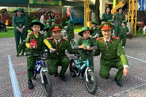 Công an xã Hợp Tiến chung tay xây dựng văn hóa an toàn giao thông cho trẻ em ngay từ bậc mầm non