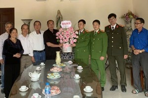 Công an xã Mao Điền tổ chức thăm hỏi, tặng quà các giáo xứ, giáo họ nhân dịp Lễ Giáng sinh
