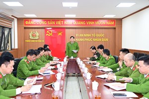 Đại tá Bùi Trung Thành - Phó Giám đốc Công an thành phố làm việc với Phòng Cảnh sát Hình sự 