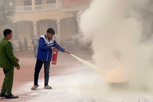 Đội chữa cháy và CNCH khu vực 4: Tuyên truyền, thực tập phòng cháy chữa cháy tại Trường THPT Trần Tất Văn