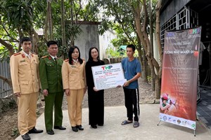 Trao quà cho 13 gia đình nạn nhân tai nạn giao thông trong chương trình “Tưởng nhớ người đi, vì người ở lại”