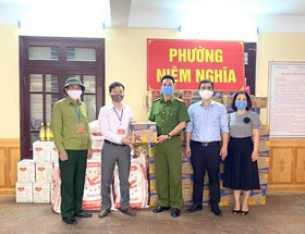 Công an phường Niệm Nghĩa, quận Lê Chân tiếp nhận ủng hộ của một người hảo tâm trong công tác phòng, chống dịch Covid 19