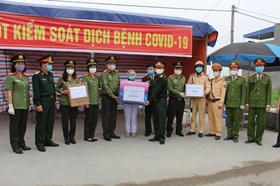 Đại tá Đào Quang Trường, Phó Giám đốc CATP tặng quà tại chốt số 8 - quốc lộ 17B, huyện An Dương
