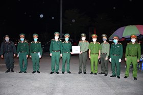Giám đốc Công an thành phố tặng quà động viên CBCS, lực lượng liên ngành làm nhiệm vụ kiểm soát y tế, phòng chống dịch Covid -19