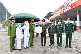 Giám đốc CATP tặng quà chốt số 6