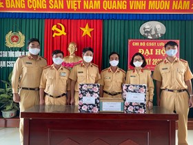 Hội Phụ nữ -  Đoàn thanh niên Phòng CSGT đường bộ - đường sắt: Tặng quà cán bộ chiến sỹ trên tuyến đầu chống dịch