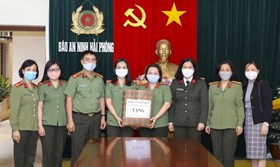 Hội phụ nữ CATP tặng khẩu trang và cồn sát trùng tới Hội phụ nữ Báo An ninh Hải Phòng