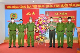 Lãnh đạo CATP chúc mừng Ngày truyền thống lực lượng Tham mưu, Cảnh sát hình sự và Cảnh sát Quản lý hành chính về trật tự xã hội