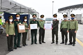 Thượng tá Lê Trung Sơn – Phó Giám đốc CATP cùng đoàn công tác thăm, tặng quà tại Chốt số 6