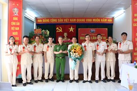 Đại tá Lê Nguyên Trường - PGĐ, Thủ trưởng CQCSĐT CATP chúc mừng Đại hội Đảng bộ PC05