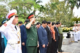 Dâng hương tưởng niệm các Anh hùng liệt sỹ nhân dịp kỷ niệm 65 năm giải phóng Hải Phòng