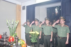Phòng Tham mưu thắp hương tưởng niệm Chủ tịch Hồ Chí Minh