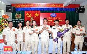 Thượng tá Lê Trung Sơn -Phó Giám đốc CATP chúc mừng Đảng bộ Phòng Xây dựng phong trào VANTQ