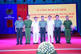 Công bố quyết định của Bộ trưởng Bộ Công an về nâng lương, thăng cấp bậc hàm sỹ quan CAND
