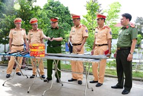  Thượng tá Bùi Trung Thành - Phó Giám đốc CATP khen thưởng Phòng Cảnh sát đường thủy
