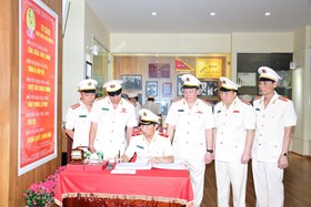 Tổ chức về nguồn, báo công tại Khu Lưu niệm Sáu điều Bác Hồ dạy Công an nhân dân