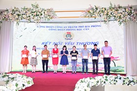 Phòng Hậu cần - CATP: Tổng kết hoạt động hè, tặng quà con nuôi công đoàn và con thương binh liệt sỹ