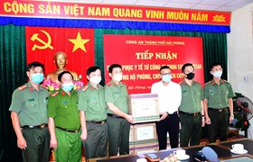 Công an thành phố tiếp nhận trang phục y tế từ Công ty TNHH Environstar phục vụ công tác phòng, chống dịch Covid-19