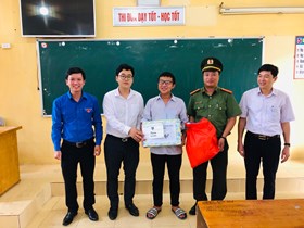 Đoàn Thanh niên CATP: Thăm, tặng quà các thí sinh tham gia kỳ thi THPT Quốc gia năm 2020 có hoàn cảnh khó khăn