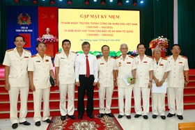 Gặp mặt kỷ niệm 75 năm Ngày truyền thống CAND Việt Nam và 15 năm Ngày hội toàn dân bảo vệ ANTQ
