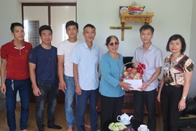 Phòng Tham mưu – CATP: Thăm hỏi gia đình 9 cán bộ chiến sỹ có thành tích công tác tốt