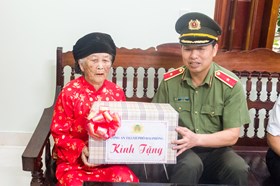 Thiếu tướng Vũ Thanh Chương, Giám đốc CATP thăm, tặng quà bà mẹ Việt Nam anh hùng