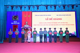 Bế giảng lớp liên thông trung cấp lên đại học chuyên ngành điều tra hình sự