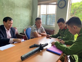 Phòng Cảnh sát QLHC về TTXH:  Vận động, thu hồi 8 khẩu súng công cụ hỗ trợ, 1 dùi cui điện, 67 viên đạn công cụ hỗ trợ các loại
