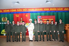 Đại tá Đào Quang Trường - Phó Giám đốc CATP trao huy hiệu 30 năm tuổi Đảng, chúc tết Công an các địa phương, đơn vị