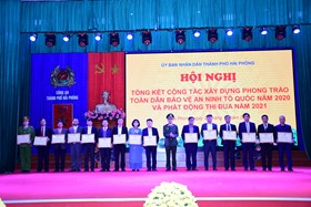 Thiếu tướng Nguyễn Thanh Trang - Cục trưởng Cục Xây dựng phong trào toàn dân bảo vệ An ninh Tổ quốc trao bằng khen của Bộ Công an