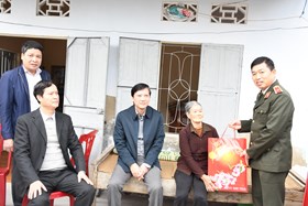 Thiếu tướng Vũ Thanh Chương - Uỷ viên Ban Thường vụ Thành uỷ, Giám đốc CATP thăm, tăng quà nhân dịp Tết Nguyên đán Tân Sửu 2021