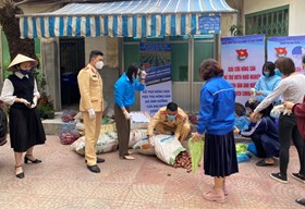 Đoàn cơ sở Phòng CSGT đường bộ - đường sắt  giúp nông dân vượt qua dịch bệnh