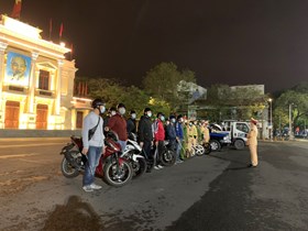 Nhắc nhở người dân không tụ tập ban đêm