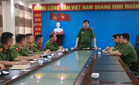 Đại tá Bùi Trung Thành - Phó Giám đốc CATP động viên CBCS Công an huyện Bạch Long Vĩ