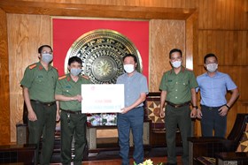 Công an thành phố Hải Phòng tiếp nhận khẩu trang y tế và bộ quần áo bảo hộ phòng chống dịch bệnh Covid-19