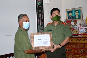 Đồng chí Thiếu tướng Vũ Thanh Chương- Giám đốc CATP thăm, tặng quà gia đình chính sách tại huyện Tiên Lãng