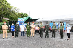 Giám đốc Công an thành phố tặng quà lực lượng liên ngành các chốt kiểm soát dịch bệnh Covid-19