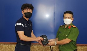 Công an quận Ngô Quyền trả lại tài sản cho người nước ngoài