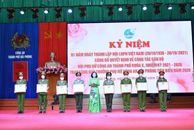 Chủ tịch Hội LHPN thành phố Vũ Thị Kim Liên trao tặng Bằng khen của Hội LHPN thành phố cho các tập thể, cá nhân có thành tích đột xuất