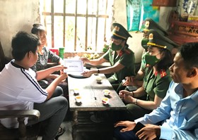 Hội phụ nữ Phòng Hậu cần - CATP: Thăm hỏi, tặng quà 2 gia đình có hoàn cảnh khó khăn ở huyện An Lão