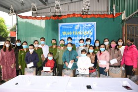 Hội phụ nữ khối Cảnh sát nhân dân: Thăm và tặng quà 10 Hội viên phụ nữ khuyết tật, hoàn cảnh khó khăn do dịch COVID-19