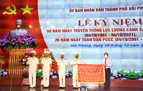 Phó Chủ tịch UBND thành phố Nguyễn Đức Thọ trao Bức trướng tặng Lực lượng Cảnh sát PCCC&CNCH Công an thành phố Hải Phòng
