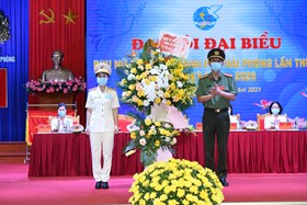 Thiếu tướng Vũ Thanh Chương, Bí thư Đảng ủy, Giám đốc CATP tặng hoa chúc mừng Hội Phụ nữ CATP
